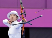 milan.com-射箭项目竞赛搬上赛场，选手精准命中目标