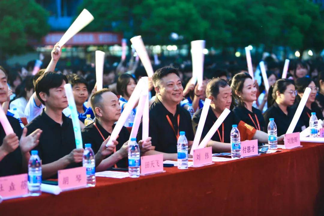 现场观众热情高涨，为选手加油