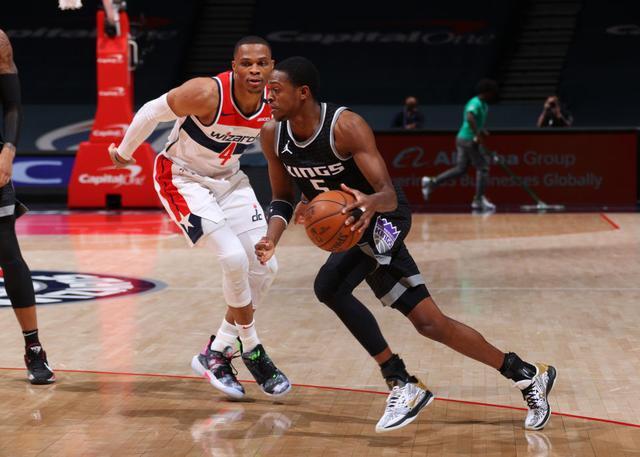 包含国王战胜奇才,霍姆斯砍下全队最高分的词条 包含国王战胜奇才,霍姆斯砍下全队最高分的词条