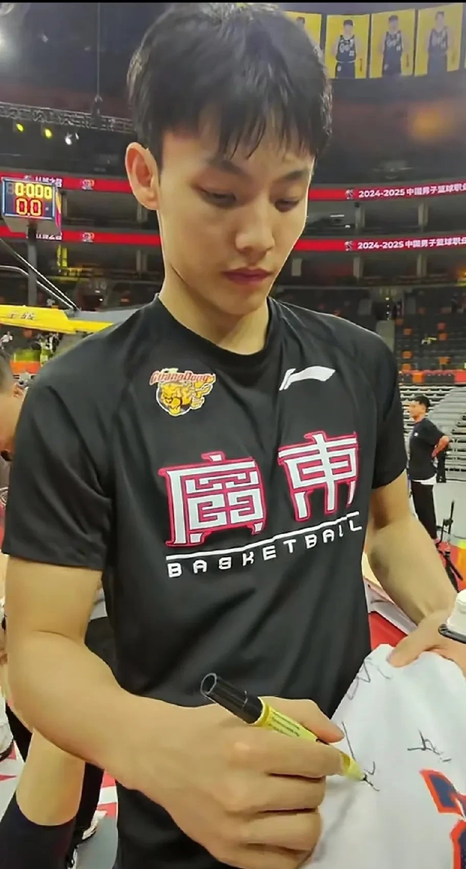 男篮联赛球员的精湛技艺吸引观众眼球