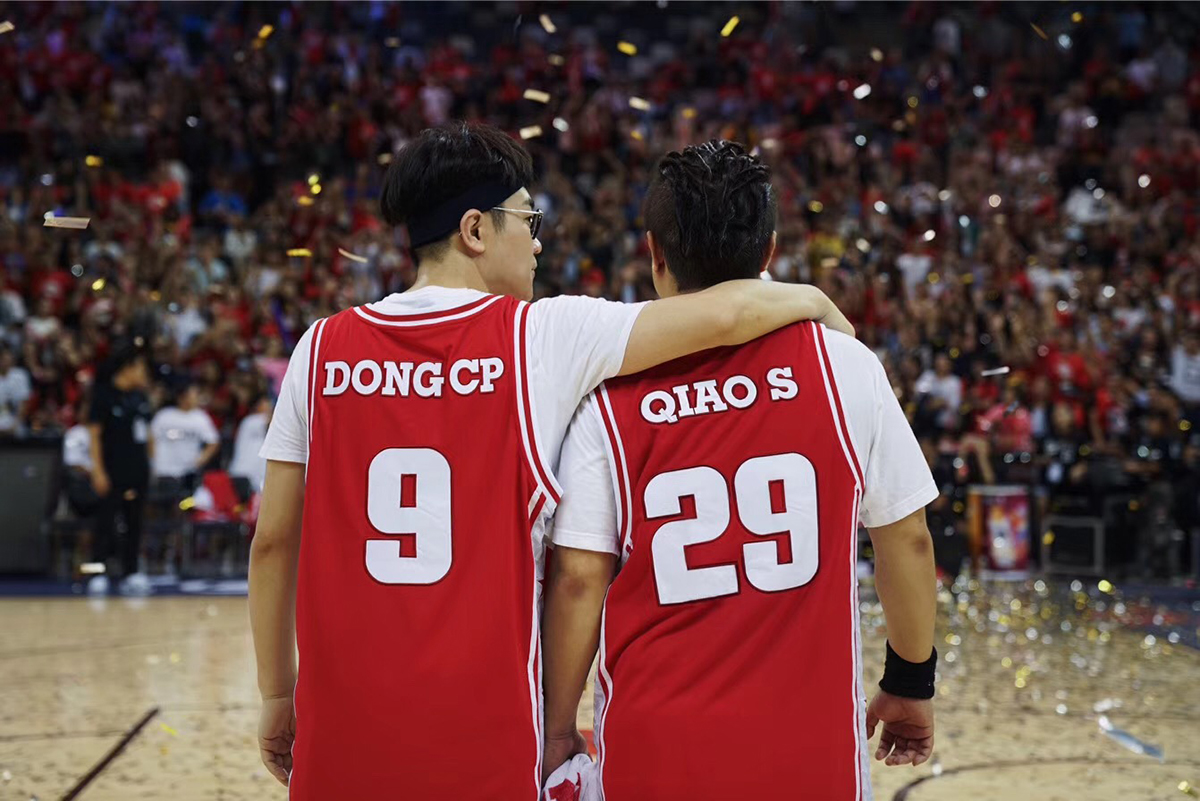 包含篮球巨星获奖后发表演说感激球迷的词条