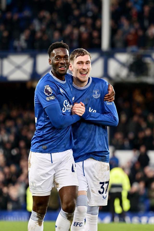 埃弗顿大胜逆袭,球队士气高涨 埃弗顿大胜逆袭,球队士气高涨