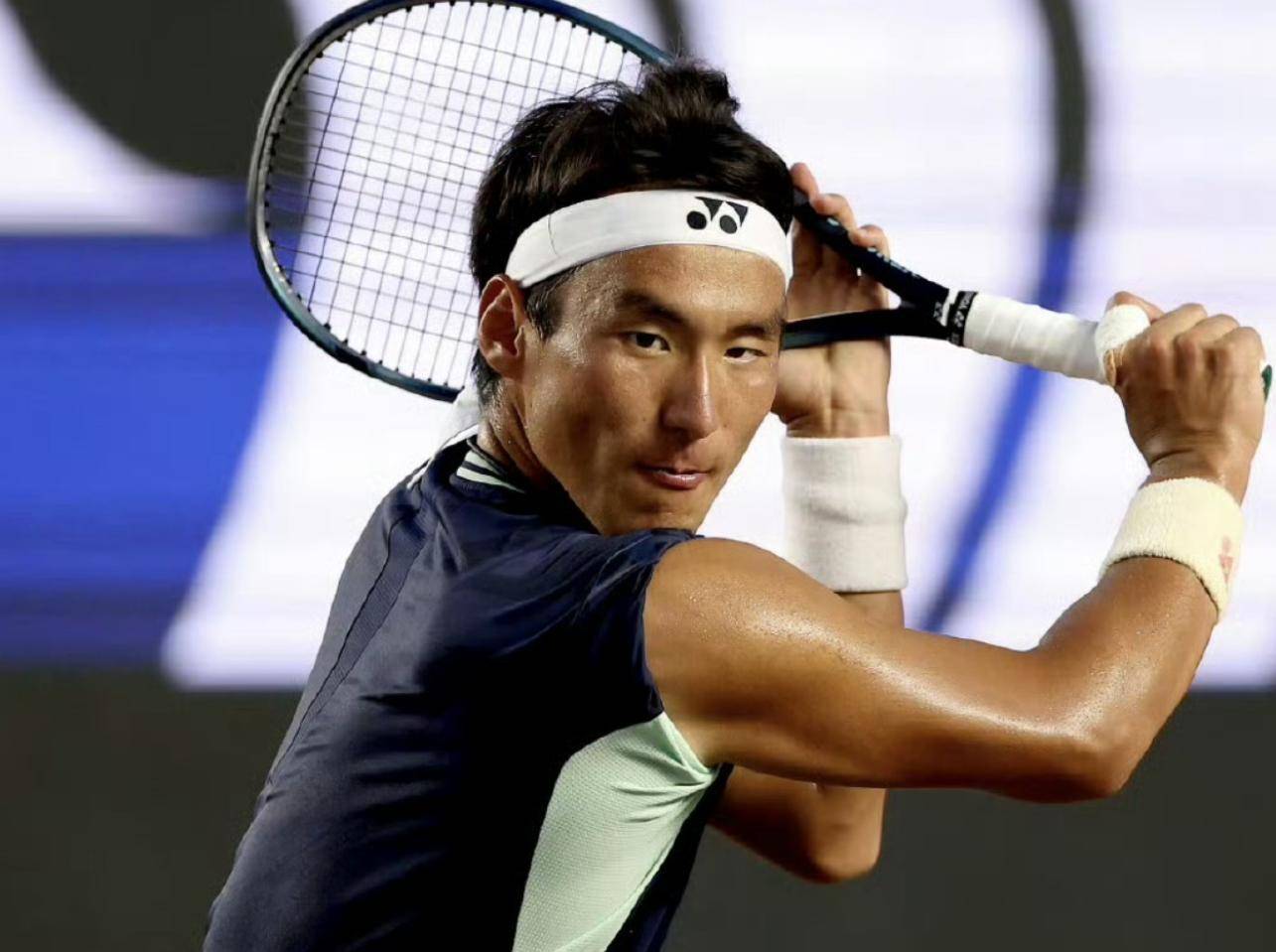 网球男单决赛王峰力压对手，夺得冠军