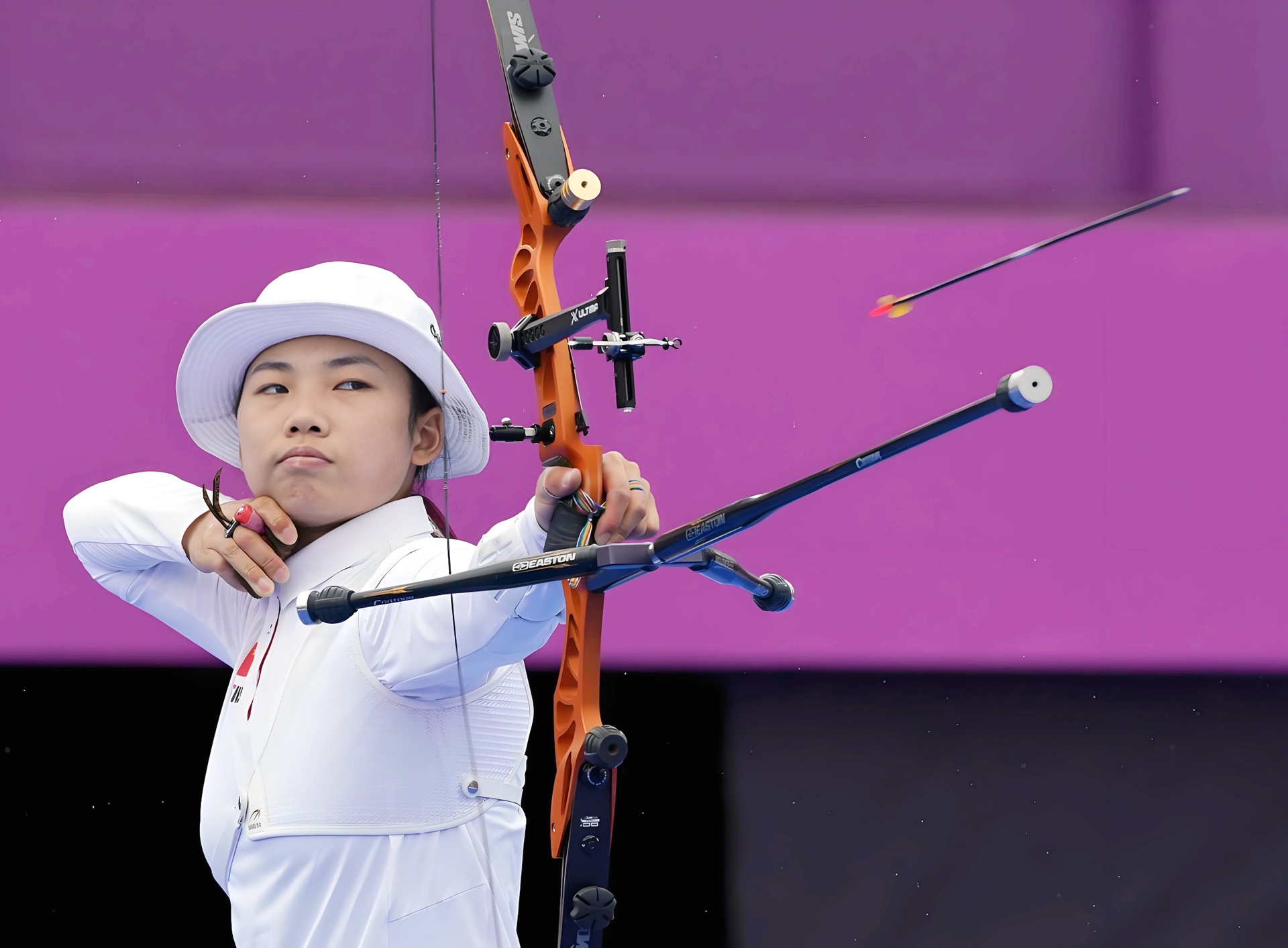 射箭项目竞赛搬上赛场,选手精准命中目标 射箭项目竞赛搬上赛场,选手精准命中目标