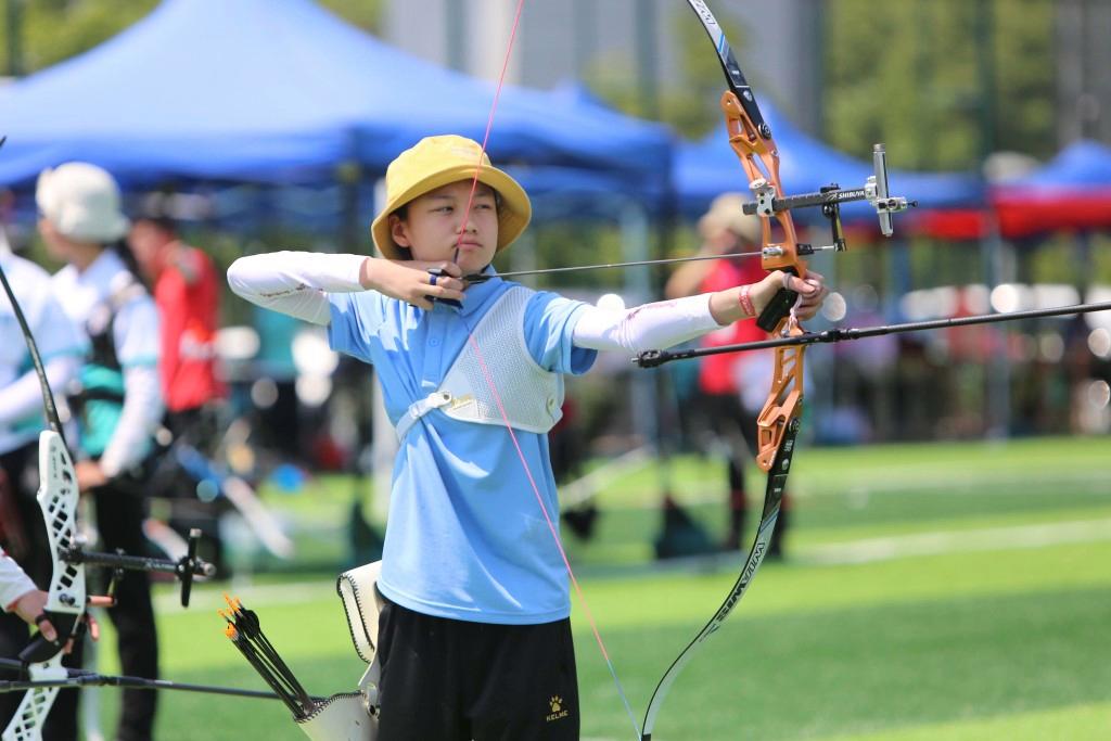 射箭项目竞赛搬上赛场,选手精准命中目标 射箭项目竞赛搬上赛场,选手精准命中目标