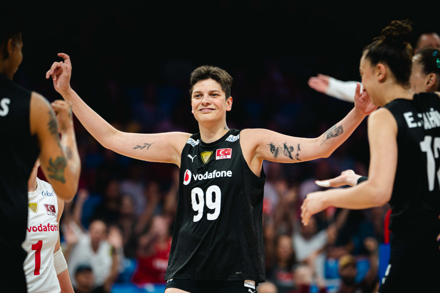 在险境中逆袭,球队展现不屈精神 在险境中逆袭,球队展现不屈精神