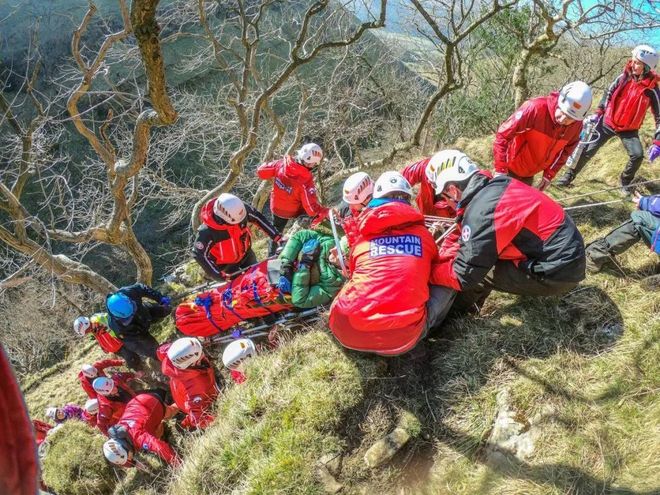 在险境中逆袭,球队展现不屈精神 在险境中逆袭,球队展现不屈精神