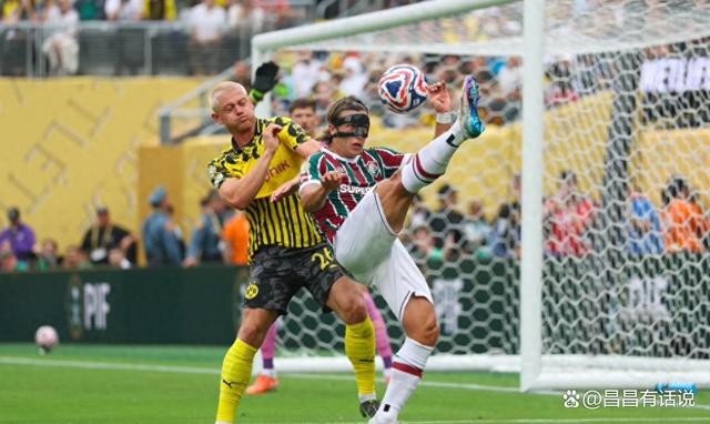 球场上的较量激烈展开队伍拼尽全力争夺胜利的简单介绍