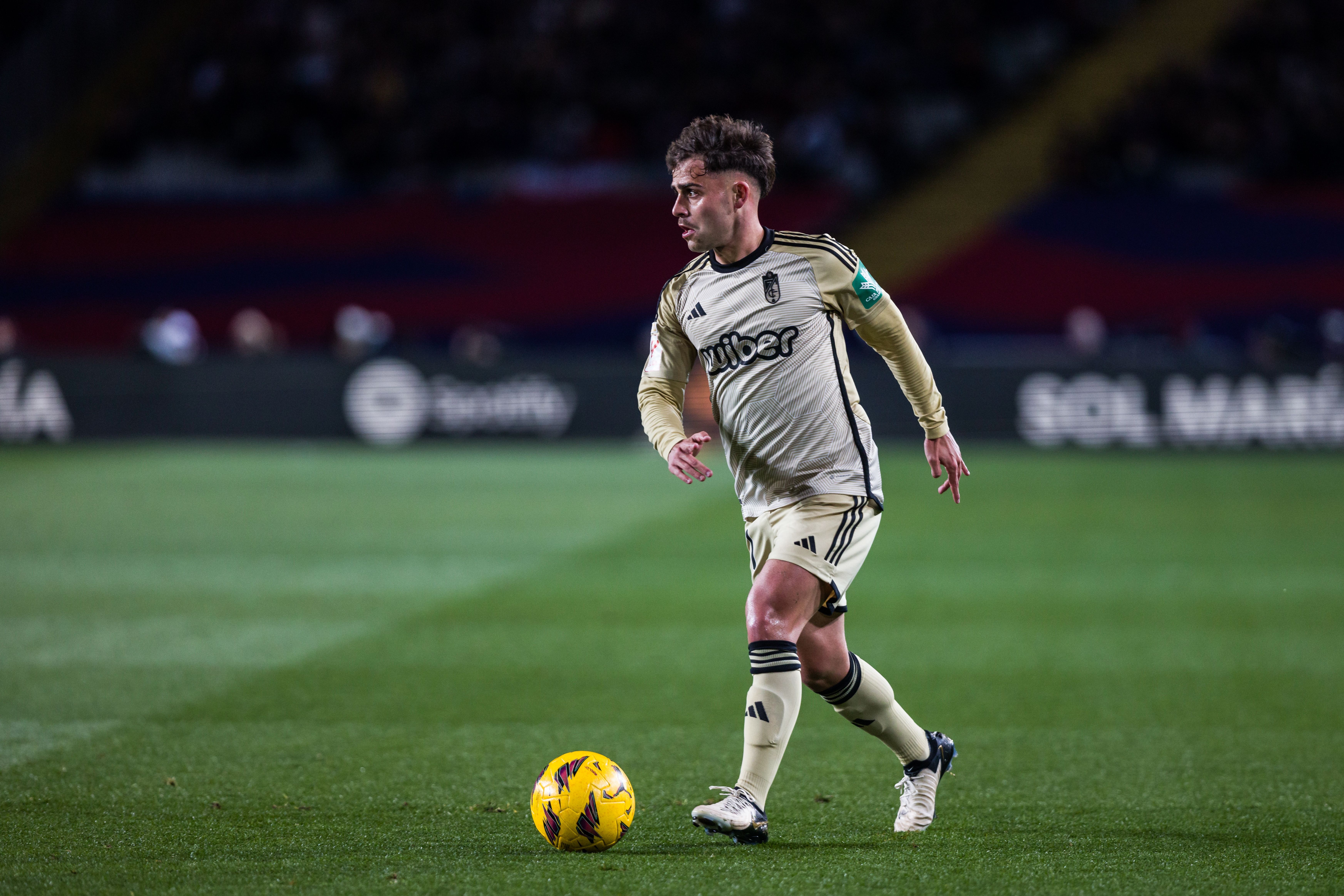 包含格拉纳达主场表现出色，以球优势击败对手的词条