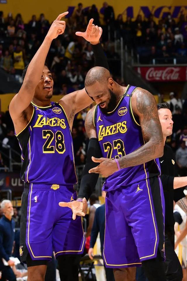 关于勇士战胜湖人，取得三连胜的信息