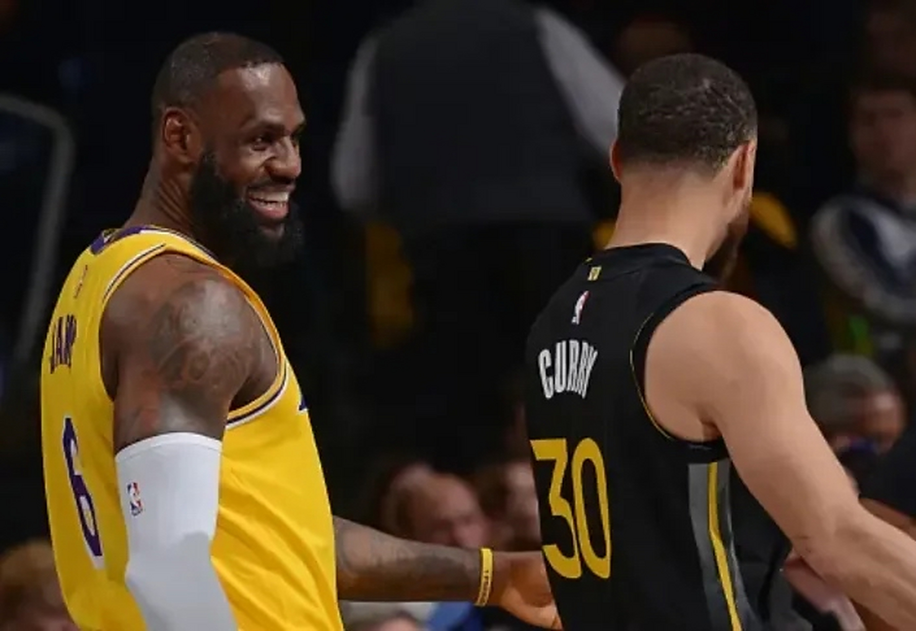 勇士险胜湖人，保持不败记录！的简单介绍